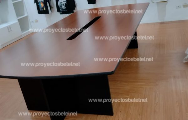 Mesa de conferencia o para sala de reuniones, con ranura al centro para pasar cables melamina negra top cherry
