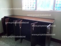 credenza con puertas abiertas