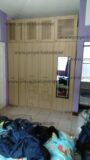 Closet completo con puertas abatibles con diseño, gavetas, espacio para serchas y espejo, todo melamina