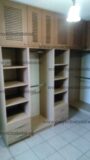 Walk in closet sin puertas, aereo con puertas con diseño, entrepaños y area de serchero, gavetas utilitarias