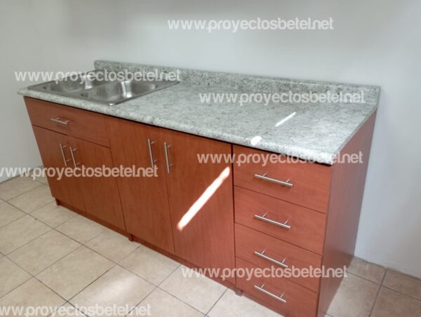 Cocineta con espacio para lavatrastos, puertas abatibles y gavetas, jaladores de barra no se hace trabajo de plomeria