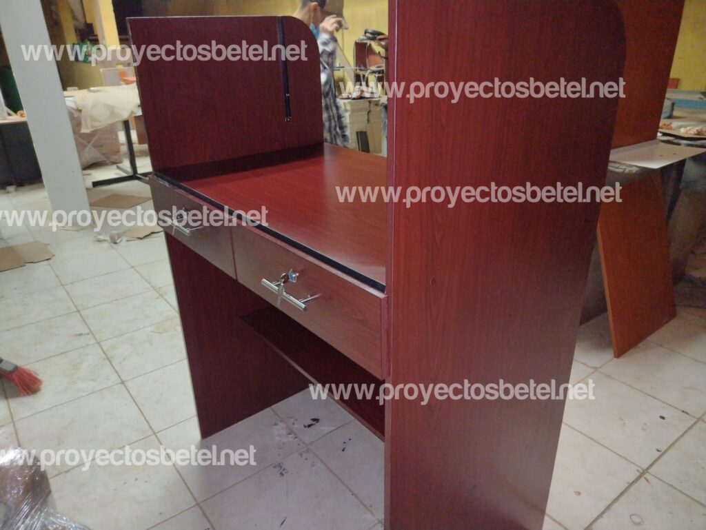 Recepcion lineal de melamina con franjas decorativas al frente y gavetas con llave y chapa