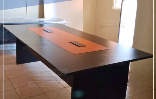 Mesa de conferencias de melamina con adorno bicolor al centro con 2 cajas metalicas al centro