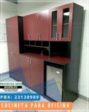 Cocineta de melamina con puertas abatibles y espacio para frigobar