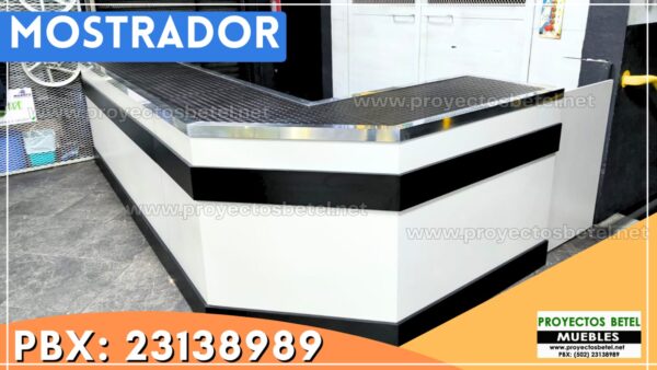 Mostrador fabricado en melamina Guatemala con top de alfombra de trafico de tachones y perfil en la orilla del top de aluminio