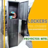 locker metalicos con 3 puertas color negro para uso de candado cabe un casco en este